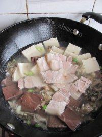 酸菜白肉锅做法图解18)