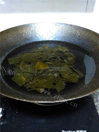 色香味俱全的海带豆腐汤做法图解4)