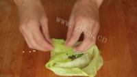 好吃的糯米虾仁包菜卷做法图解5)