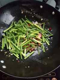 色泽鲜亮的蒜薹炒腊肉做法图解6)