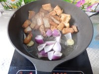 可口的干锅鱼腩豆腐做法图解7)