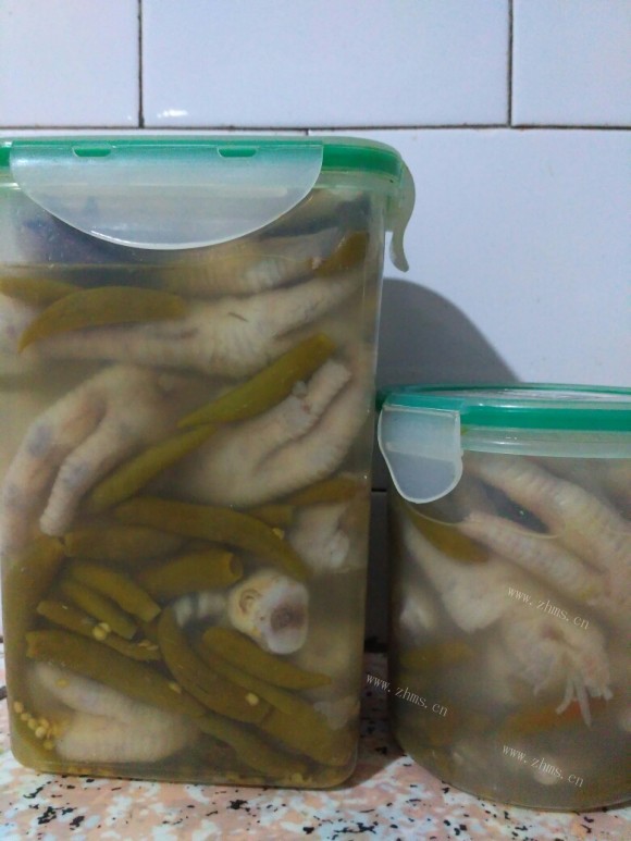 色泽鲜亮的泡椒鸡爪