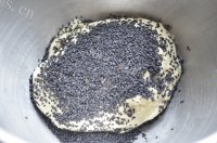 美味的黑芝麻米饭吐司做法图解4)