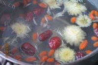 养生的红枣枸杞菊花茶做法图解7)