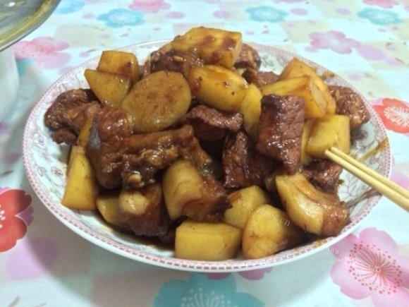 美味的五花肉炖土豆
