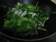 家常菜芹菜鱿鱼做法图解4)