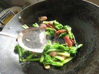 家常菜香肠炒西兰花