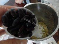 简易的黑豆核桃豆浆做法图解5)