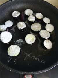 美味的虾仁焖茄子做法图解4)