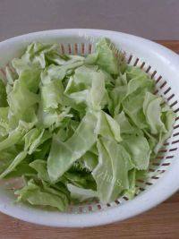 家常菜炝炒圆白菜做法图解2)