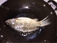 妈妈最爱的红烧鲫鱼做法图解3)