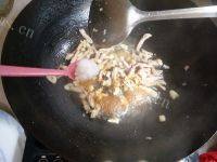 香嫩爽滑的茄子炒肉丝做法图解9)