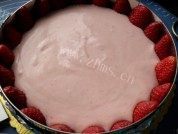 色味俱全的草莓酸奶慕斯做法图解7)