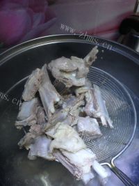 美味的羊排萝卜汤做法图解4)