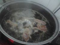 美味的紫菜瘦肉蛋花汤做法图解5)