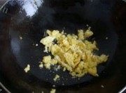 美味的三色虾仁炒蛋做法图解4)