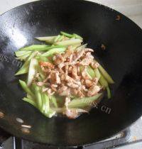 简单版芹菜炒肉丝做法图解6)