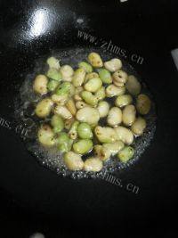 好吃的雪菜炒蚕豆白做法图解5)