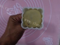 美味的枣泥豆沙月饼做法图解14)