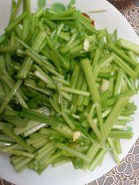 芹菜炒鸡蛋做法图解2)