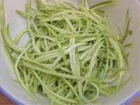 简单的凉拌西葫芦做法图解2)