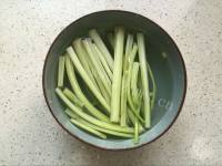 酸酸的柠檬芹菜梨汁做法图解2)