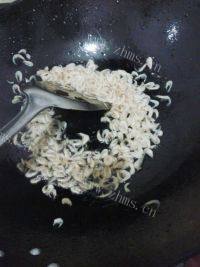 虾米炒蒜苔做法图解2)
