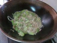 芹菜炒粉条做法图解9)