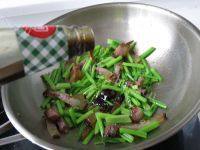 家常菜芹菜炒腊肉做法图解8)