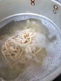 开胃的酸菜肉丝面做法图解10)