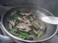 家常菜芹菜炒香菇做法图解5)