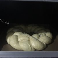 自制圣诞花环面包做法图解16)