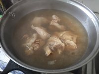 可口的清炖猪蹄做法图解3)