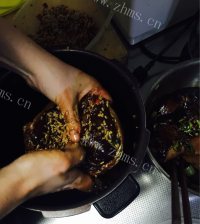 美味的酱焖糯米肘子做法图解11)