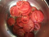 美味的紫菜番茄粉丝汤的做法图解三