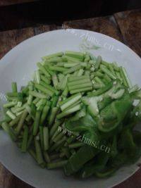 可口的蒜苔肉片做法图解2)