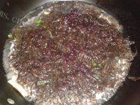 家常菜紫菜肉丸汤做法图解4)