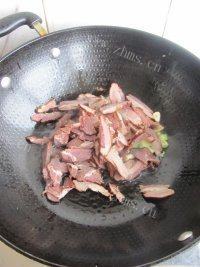 自己做的蒜薹炒腊肉做法图解5)