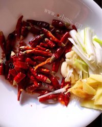 美味的辣椒炒鱿鱼须做法图解2)