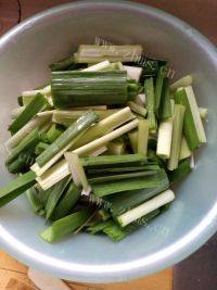 家常菜蒜苗炒豆干做法图解2)