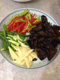 家常菜木耳炒肉做法图解1)