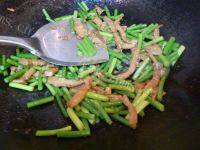 家常菜蒜薹炒肉做法图解11)