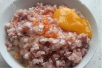 美味的糖醋肉丸做法图解2)