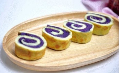 热腾腾的紫薯卷