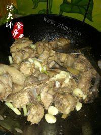 美味的烧鸡公火锅做法图解4)