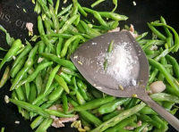 家常菜肉片炒四季豆做法图解4)