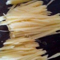 爽口的香辣土豆丝做法图解2)