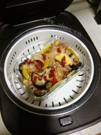 滋补的枸杞香菇蒸鸡腿做法图解5)