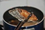 美味的酥香带鱼做法图解6)