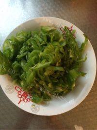 家常菜青椒炒河虾做法图解1)